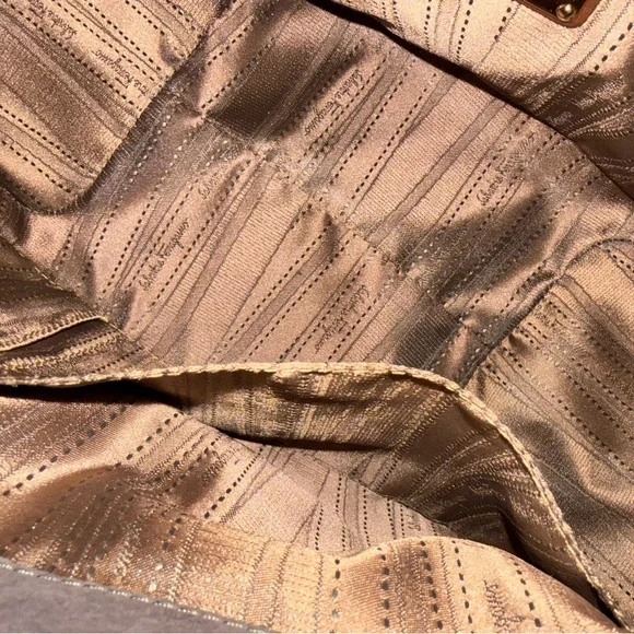 Gorgeous Salvatore Ferragamo Erin Two-Tone Convertible bag in Leather & Suede - Picture 10 of 13